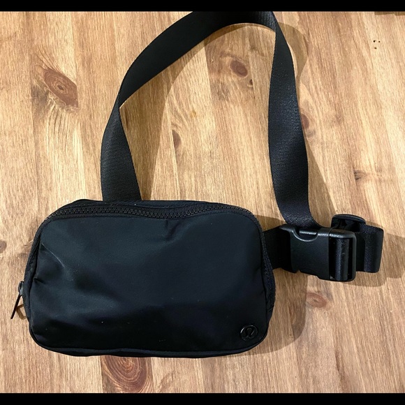 lululemon athletica Handbags - Lululemon everywhere belt bag - black
